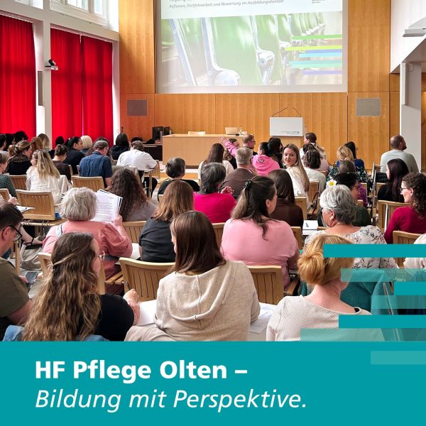 Das war unsere LOK-Tagung 2026 😊

Gemeinsam mit den Berufsbildenden haben wir unser Verständnis zu Prozessen rund um Portfolioarbeit und Praxisqualifikation diskutiert und weiter geschärft. Ziel: ein gemeinsames, tragfähiges Verständnis über alle Lernorte hinweg – als Grundlage für eine konsistente und qualitativ hochwertige Ausbildung.

Im Zentrum stand auch die Einführung des neuen Rahmenkonzeptes Kompetenzaufbau - Portfolio und Praxisqualifikation. Ein besonderer Impuls kam durch das Referat von Mechthild Löwenstein (Hochschule Esslingen) zum Thema „Portfolio als Grundlage für eine reflexive Praxis“. Die Workshops waren geprägt von einem offenen, wertschätzenden Klima und einer hohen Bereitschaft zur Zusammenarbeit. Genau so entsteht Qualität in der Ausbildung.

Ein herzlicher Dank an unsere Praxispartner für die engagierte und partnerschaftliche Zusammenarbeit – das ist gelebte Lernortkooperation. Nur gemeinsam mit euch gelingt es, die Ausbildungsqualität nachhaltig zu gewährleisten.

Interessiert an der Höheren Fachschule Pflege in Olten? Hier informieren: https://hf-pflege.ch

#BBZ #GSBS #HFPO #Fachschule #Pflege #Olten #Bildung #Weiterbildung