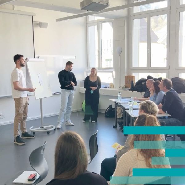 Zum dritten Mal fand an der HFPO das Modul „myidea professional HF-Pflege“ statt. Über 80 Studierende arbeiteten dabei direkt an realen Herausforderungen aus ihrem Pflegealltag. Schritt für Schritt entwickelten sie ihre Ideen von der Problemanalyse über Prototyping bis hin zum Pitch – immer mit direktem Bezug zur Praxis.

Ein herzliches Dankeschön geht an die Jury-Mitglieder für ihre Zeit und ihre wertvolle Unterstützung.

Interessiert an der Höheren Fachschule Pflege in Olten? Hier informieren: https://hf-pflege.ch

#BBZ #GSBS #HFPO #Fachschule #Pflege #Olten #Bildung #Weiterbildung #myidea